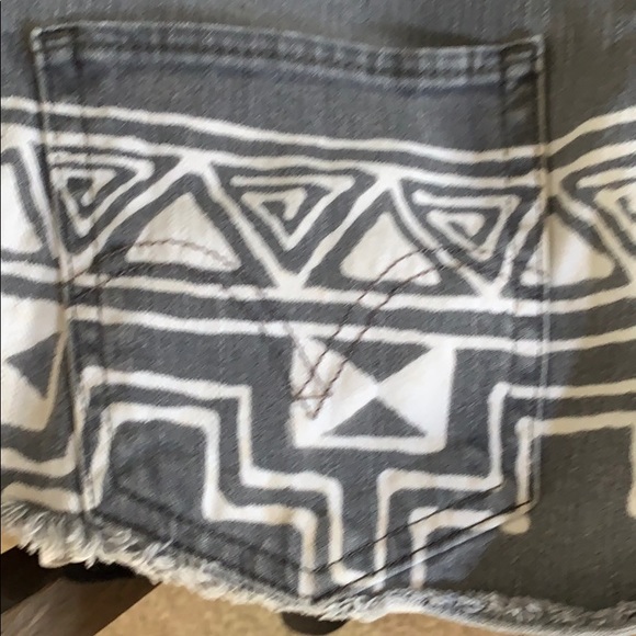 Levi’s mid rise shorts - Picture 4 of 4